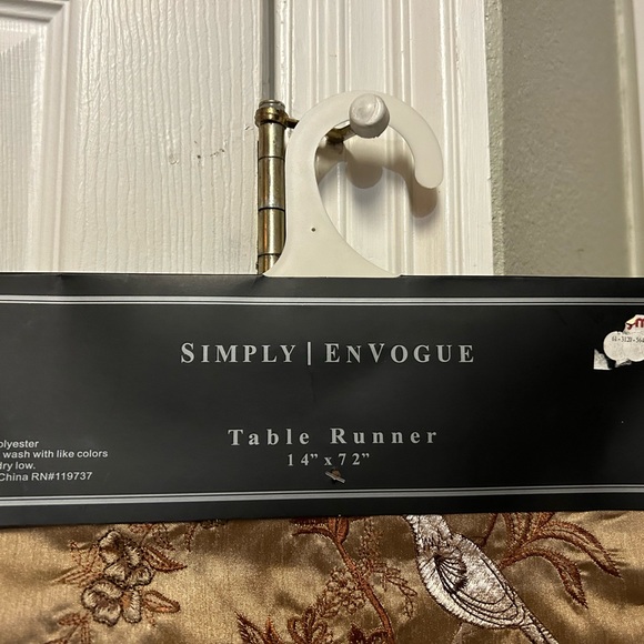 Stunning Fall Table Runner NWT Bird Design Rich Bronze Color FALL THANKSGIVING - Picture 5 of 6